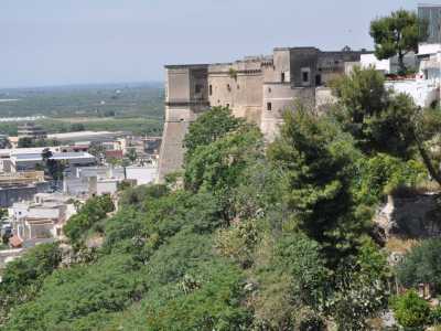 E a dominare il �canyon� ci pensa poi l�imponente castello cittadino